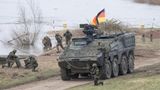 Korzeniewo, Polen. Bundeswehrsoldaten nehmen an einer gemeinsamen Militärübung mit Soldaten aus mehreren Nato-Ländern am Ufer der Weichsel teil. Rund 20.000 Soldaten aus neun Nato-Ländern sind an der Übung mit dem Namen Dragon 24 am längsten Fluss Polens beteiligt. Die Überquerung der Weichsel ist ein Test für die Zusammenarbeit der Streitkräfte zu Land, zu Wasser, in der Luft und im Cyberraum – und soll vor allem signalisieren: Bundeswehr und Nato sind abwehrbereit.