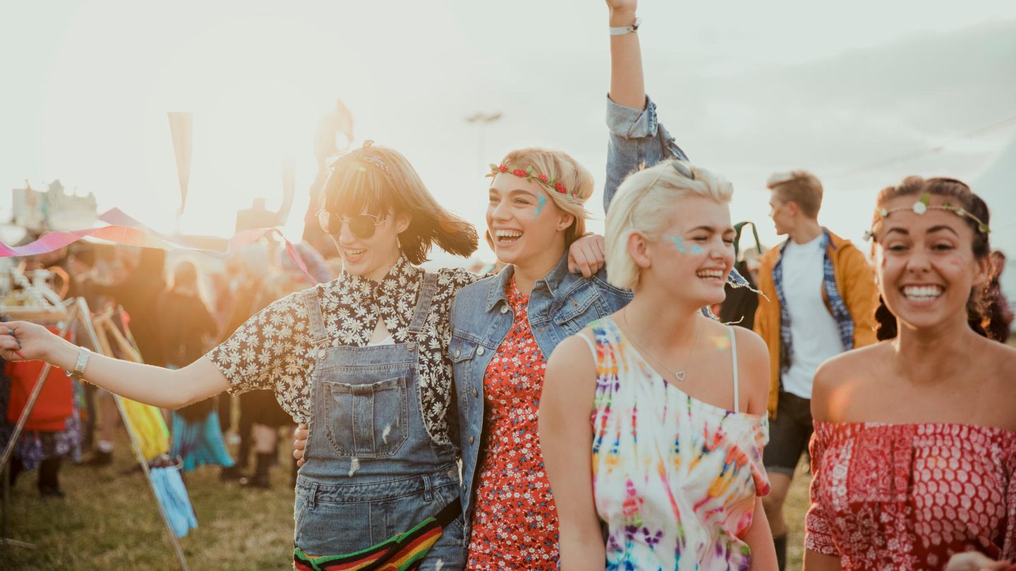 Festivals in Deutschland 2024: Menschen tanzen auch einem Open Air Konzert