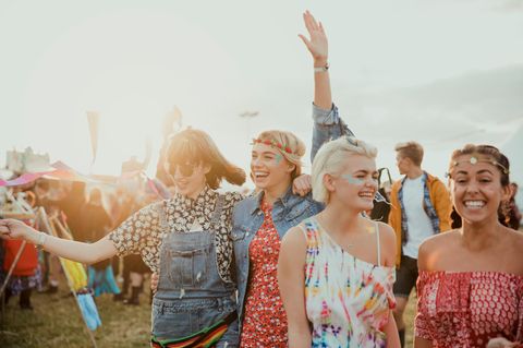 Festivals in Deutschland 2024: Menschen tanzen auch einem Open Air Konzert