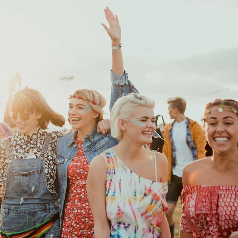 Festivals in Deutschland 2024: Menschen tanzen auch einem Open Air Konzert