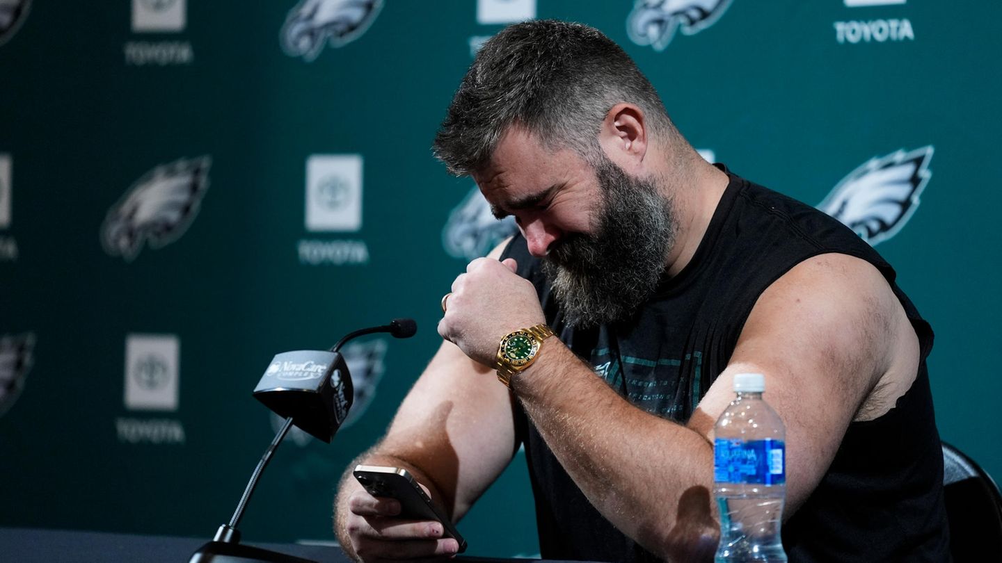 Jason Kelce gab auf einer Pressekonferenz seinen Abschied aus der NFL bekannt