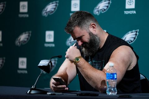 Jason Kelce gab auf einer Pressekonferenz seinen Abschied aus der NFL bekannt