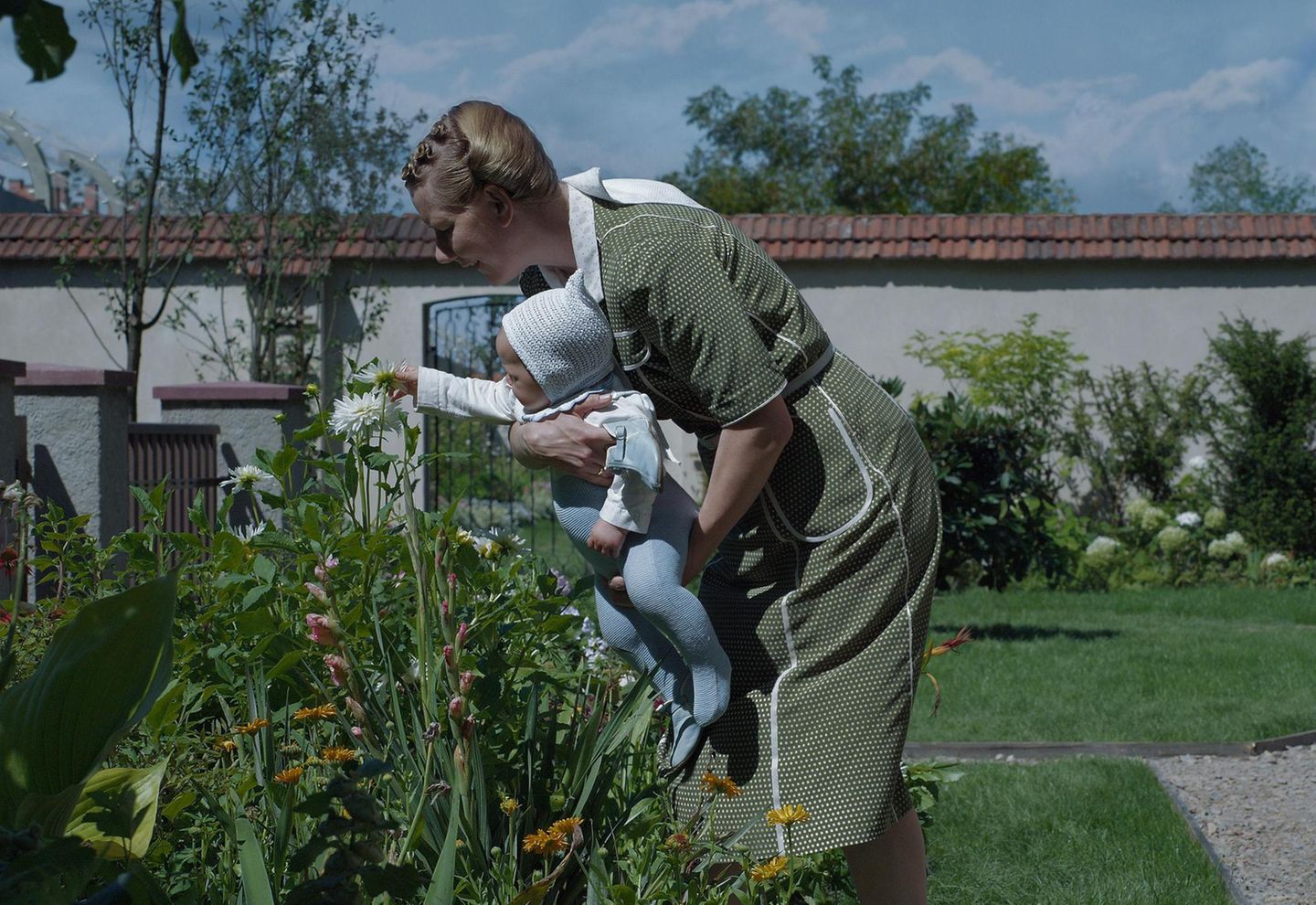 Pressefoto einer Filmszene aus "The Zone of Interest" mit Hedwig Höss (Sandra Hüller)