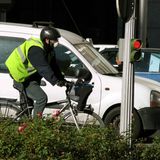 Ein Mann mit Fahrrad an einer roten Ampel in Madrid