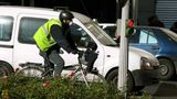 Ein Mann mit Fahrrad an einer roten Ampel in Madrid