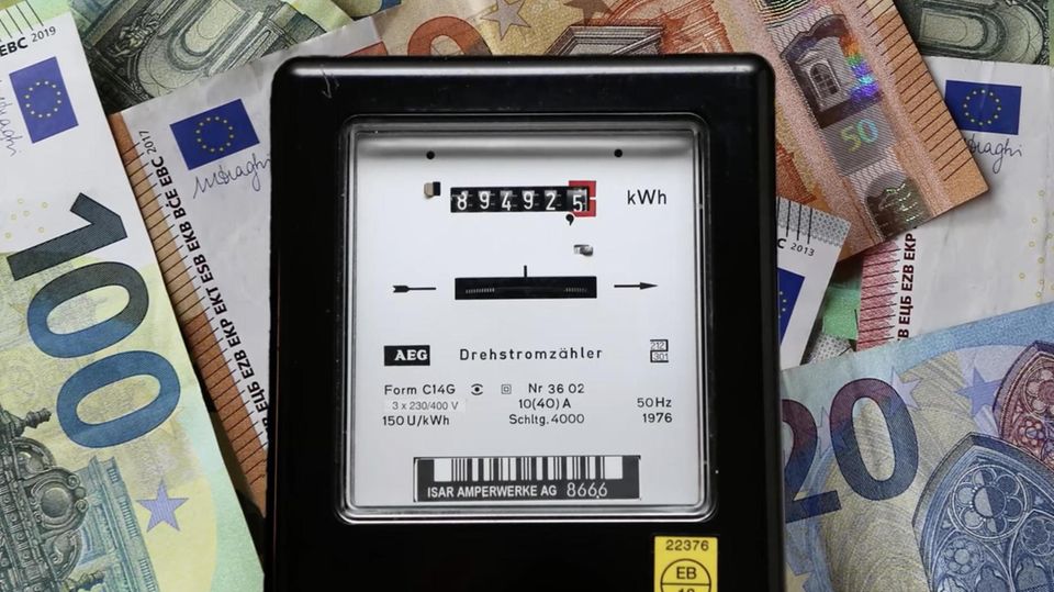 Geld sparen: Das ist die kostengünstigste Uhrzeit, um den Geschirrspüler anzuschalten Nicht nur durch den Eco-Modus lässt sich Geld einsparen, auch die Uhrzeit kann einen Unterschied machen. Unter welchen Voraussetzungen das möglich ist, erfahren Sie im Video.