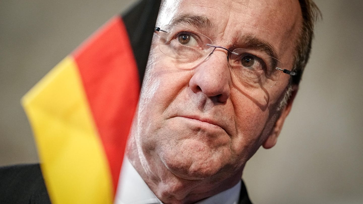 Boris Pistorius gibt im Schloss Karlberg eine Pressekonferenz mit seinem schwedischen Amtskollegen