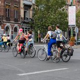 Menschen auf Fahrrädern in der Innenstadt von Brüssel