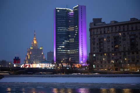 Die Skyline von Moskau mit einem großen "Z" in den Fenstern eines Hochhauses