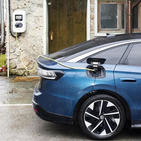 Der VW ID.7 an der Ladestation im Zillertal