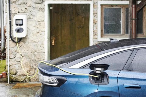 Der VW ID.7 an der Ladestation im Zillertal