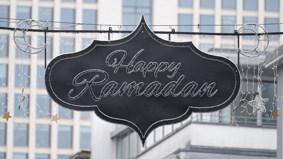 Ramadan-Beleuchtung in Frankfurt: Die Freßgass wird zum Lichtermeer  STERN.de