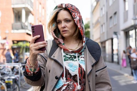 Serie "Sexuell verfügbar": Laura Tonke als Miki mit einem Handy in der Hand