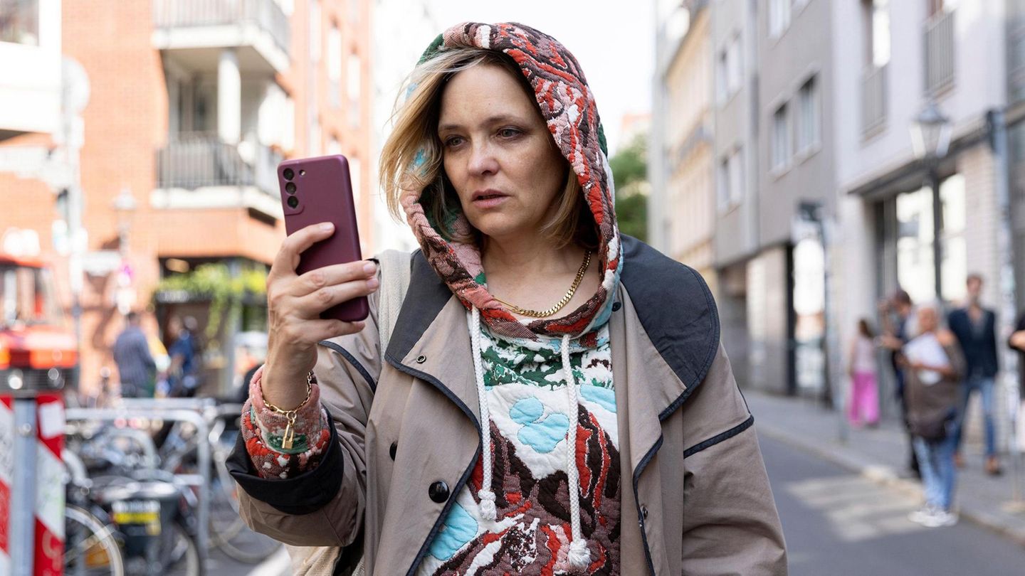 Serie "Sexuell verfügbar": Laura Tonke als Miki mit einem Handy in der Hand