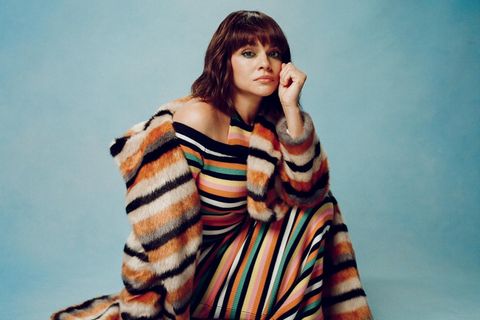 Norah Jones in einem gestreiften Kleid