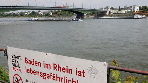 Mit einem Hinweisschild warnt die Stadt Bonn die Menschen vor den Gefahren beim Schwimmen im Rhein