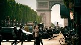 Fußgänger und Radfahrer in der Innenstadt von Paris