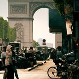 Fußgänger und Radfahrer in der Innenstadt von Paris