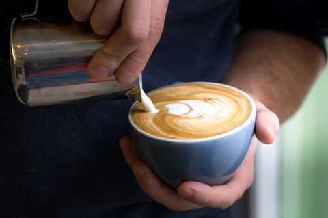 Ein Barista bereitet einen Flat White zu