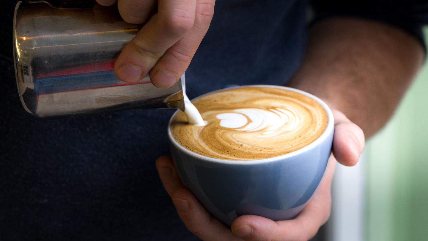 Ein Barista bereitet einen Flat White zu