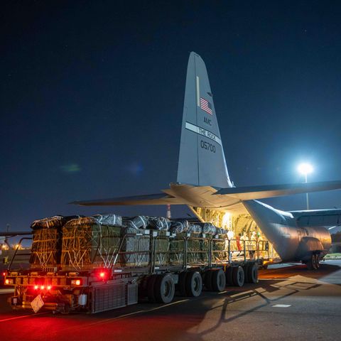 Ein Amerikanisches Militärflugzeug Flugzeug wird mit Hilfsgütern beladen