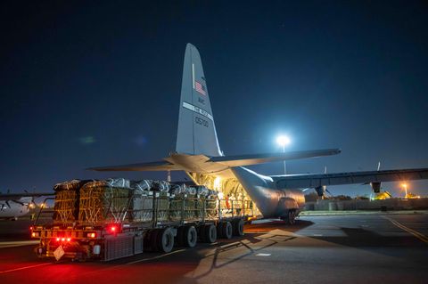 Ein Amerikanisches Militärflugzeug Flugzeug wird mit Hilfsgütern beladen
