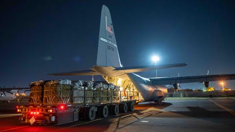 Ein Amerikanisches Militärflugzeug Flugzeug wird mit Hilfsgütern beladen