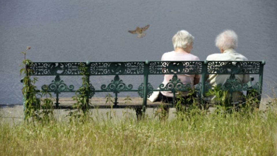 Rentnerinnen auf einer Bank