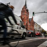 Ein Radfahrer in der Schlossstraße in Berlin