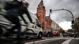 Ein Radfahrer in der Schlossstraße in Berlin