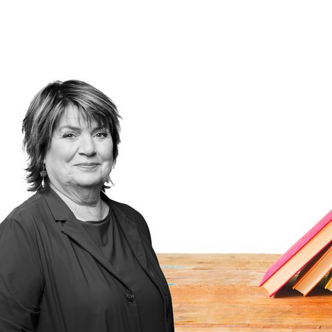 Frau Westermann vor einem Bücherstapel