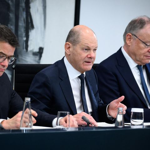 Bundeskanzler Olaf Scholz (M.) und die Ministerpräsidenten von Hessen und Niedersachsen
