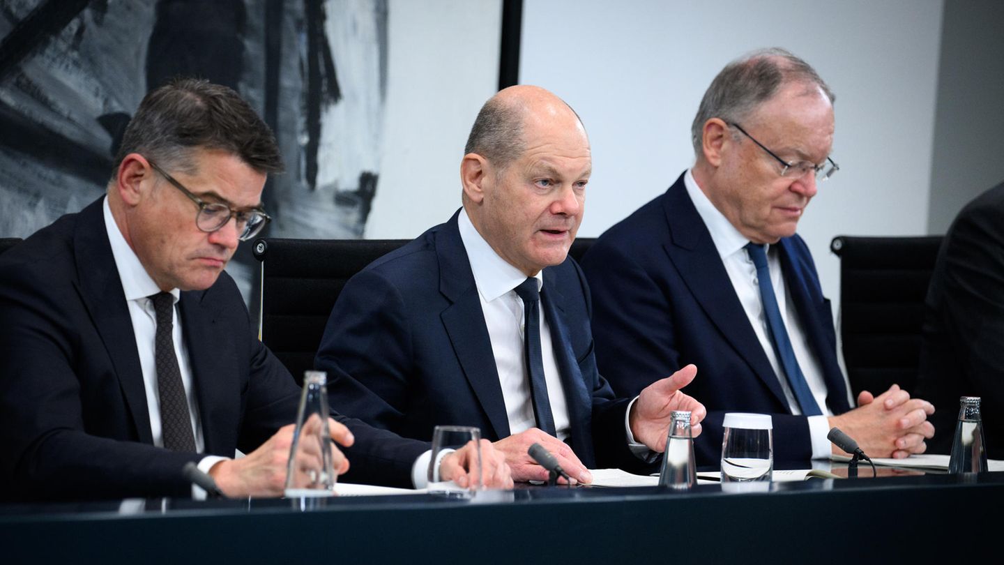 Bundeskanzler Olaf Scholz (M.) und die Ministerpräsidenten von Hessen und Niedersachsen
