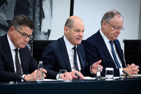 Bundeskanzler Olaf Scholz (M.) und die Ministerpräsidenten von Hessen und Niedersachsen