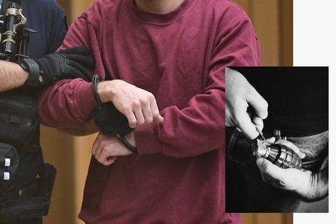 Angeklagter wird in Handschellen in den Gerichtsaal geführt