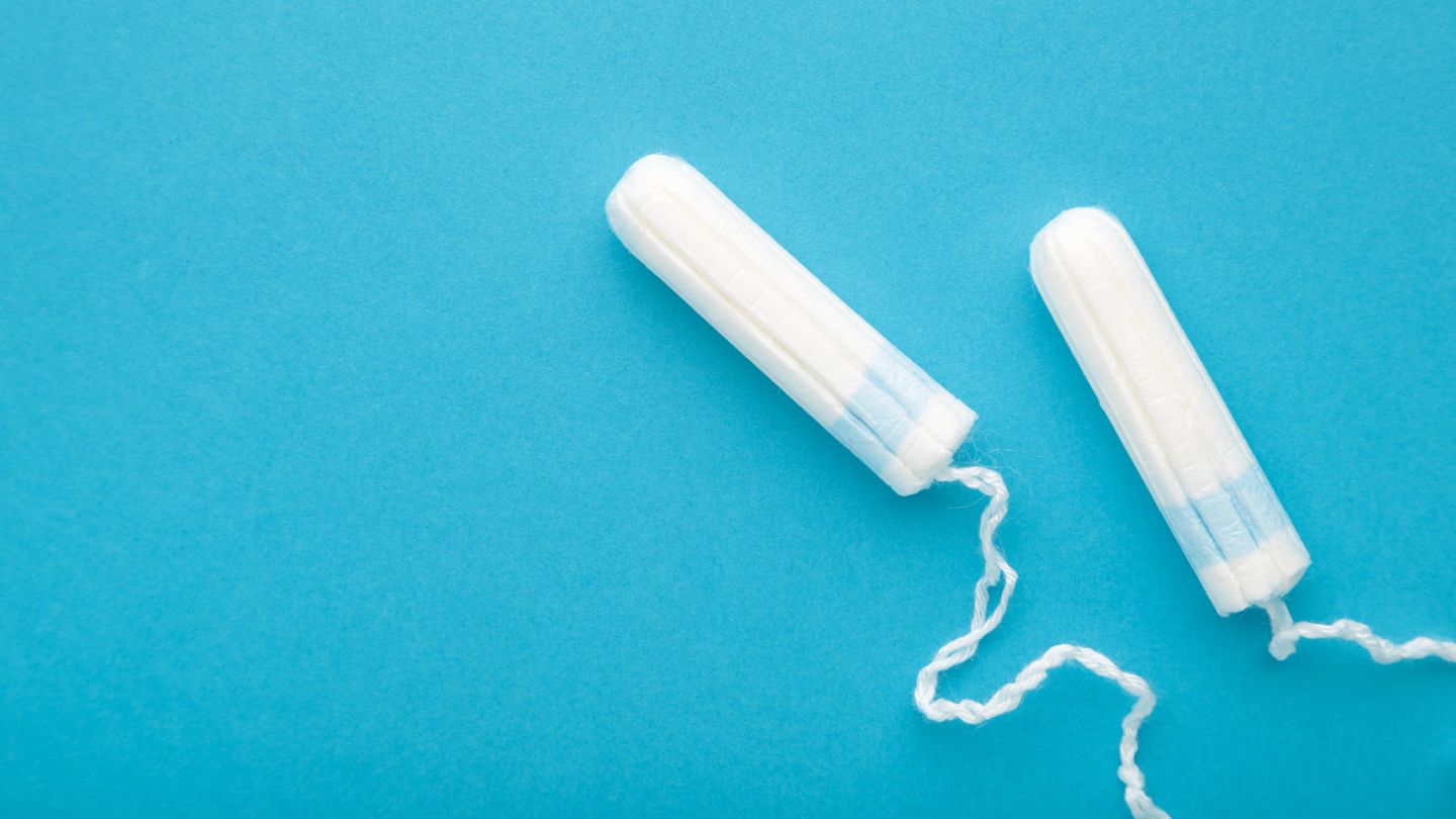 Symbolfoto Tampon: Zwei Tampons vor blauem Hintergrund