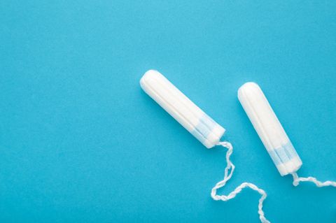 Symbolfoto Tampon: Zwei Tampons vor blauem Hintergrund