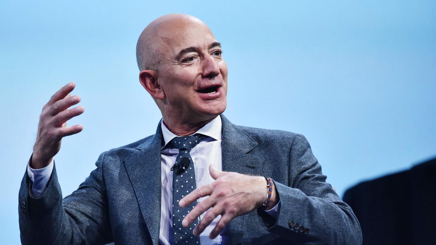 Jeff Bezos replaces Elon Musk as the richest person in the world again