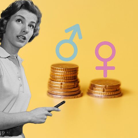 Collage zeigt eine Frau in SW die auf zwei unterschiedlich hohe Münzstapel zeigt über denen die Symbole für Frau und Mann stehen
