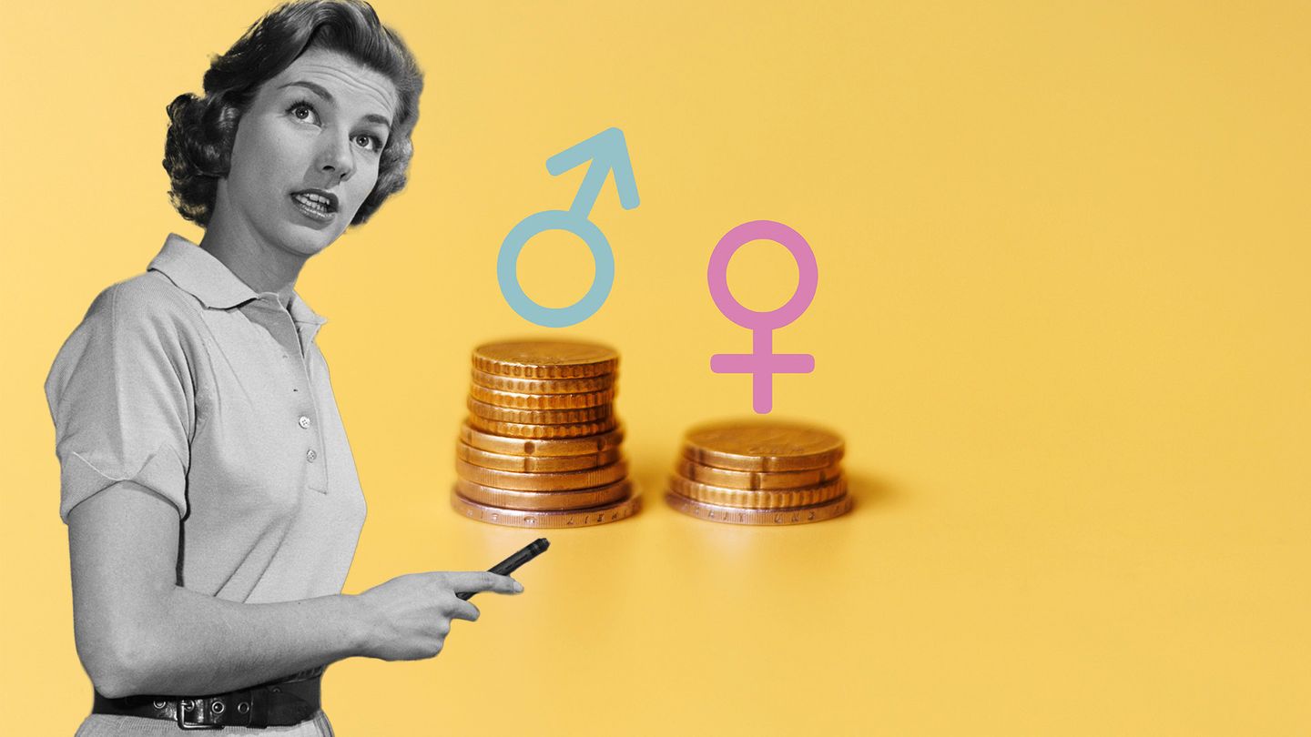 Gender Pay Gap Collage zeigt eine Frau in SW die auf zwei unterschiedlich hohe Münzstapel zeigt über denen die Symbole für Frau und Mann stehen