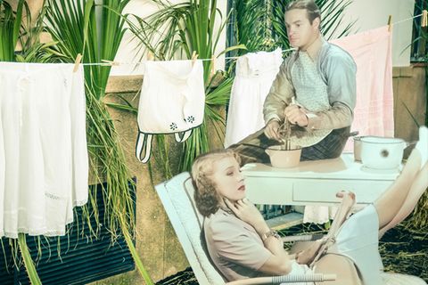 Symbolbild Mental Load: Collage zeigt einen Mann der in einem Kochtopf rührt während die Frau auf einem Liegestuhl liegt