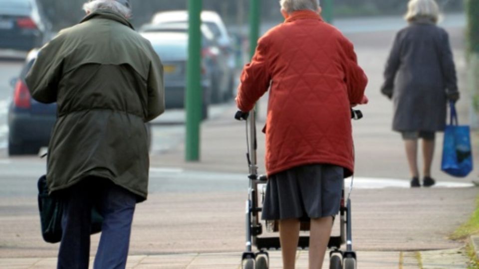 Senioren auf einer Straße