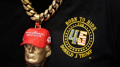Macht auch mit Merchandising gute Geschäft: Trump als Schmuckanhänger an der Kette eines Fans
