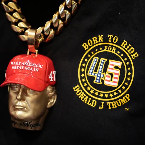 Macht auch mit Merchandising gute Geschäft: Trump als Schmuckanhänger an der Kette eines Fans
