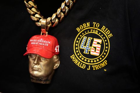 Macht auch mit Merchandising gute Geschäft: Trump als Schmuckanhänger an der Kette eines Fans