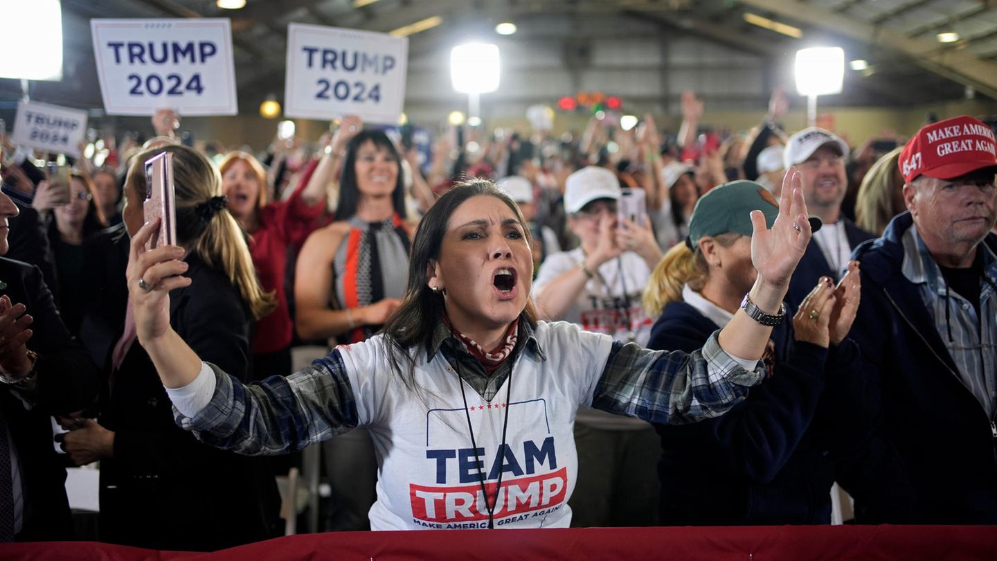 Trump gewinnt Super Tuesday: Trumps Show ist eines seiner Erfolgsrezepte: eine begeisterte Anhängerin bei einer seiner Wahlveranstaltungen in Las Vegas Trumps Show ist eines seiner Erfolgsrezepte: eine begeisterte Anhängerin bei einer seiner Wahlveranstaltungen in Las Vegas