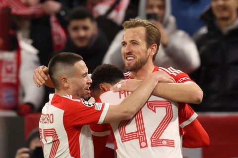 Sie haben das Siegen nicht verlernt: Raphael Guerreiro (links) und Jamal Musiala feiern Torschützen Harry Kane (rechts)