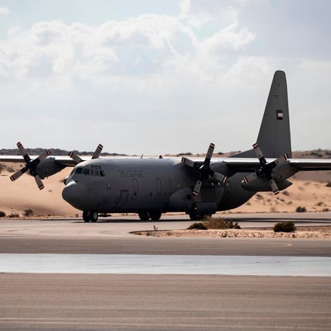 Ein mit Hilfsgütern für den Gazastreifen beladenes Militärflugzeug der Vereinigten Arabischen Emirate landet auf dem internationalen Flughafen El Arish.