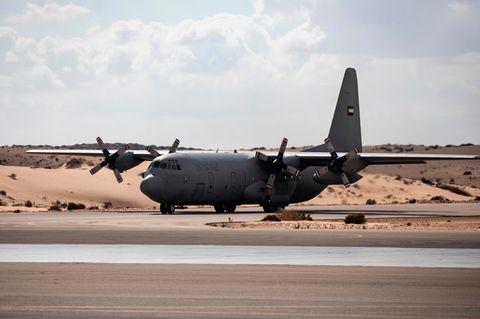 Ein mit Hilfsgütern für den Gazastreifen beladenes Militärflugzeug der Vereinigten Arabischen Emirate landet auf dem internationalen Flughafen El Arish.