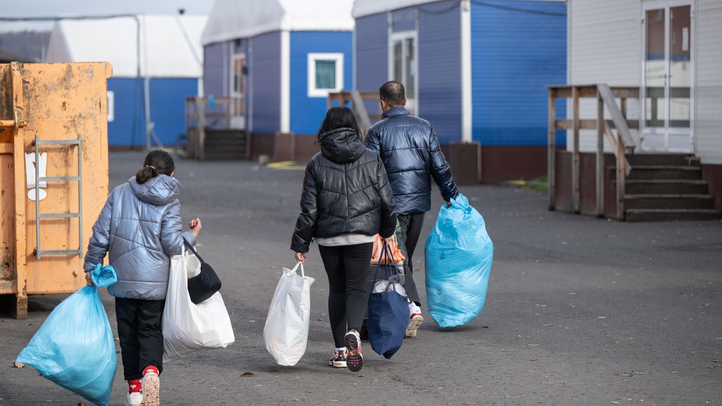 Flüchtlinge, die von der Migrationspolitik betroffen sind, in der Erstaufnahmeeinrichtung in Gießen